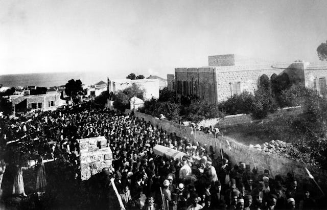 Plus de 10 000 personnes ont assisté aux funérailles de ‘Abdu’l-Bahá, le 29 novembre 1921, le lendemain de son décès. Cette photo montre le début du cortège funèbre devant le domicile de ‘Abdu’l-Bahá à Haïfa, au pied du mont Carmel. Ses restes ont été temporairement déposés dans un caveau à l’intérieur du sanctuaire du Báb. La Maison de justice a annoncé la construction d’un tombeau permanent pour ‘Abdu’l-Bahá.