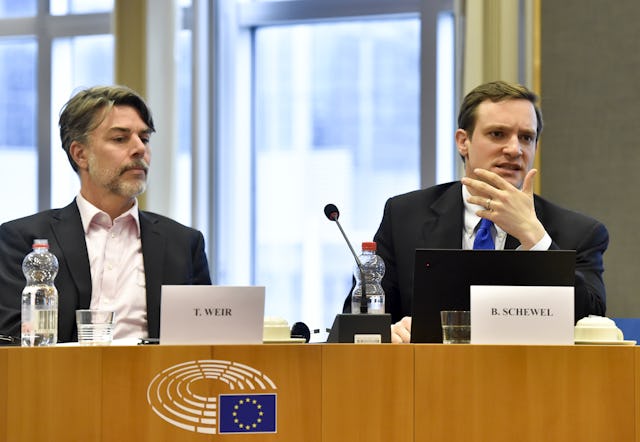 Benjamin Schewel (right), from the University of Groningen’s Faculty of Theology and Religious Studies, speaks as his colleague Todd Weir listens.