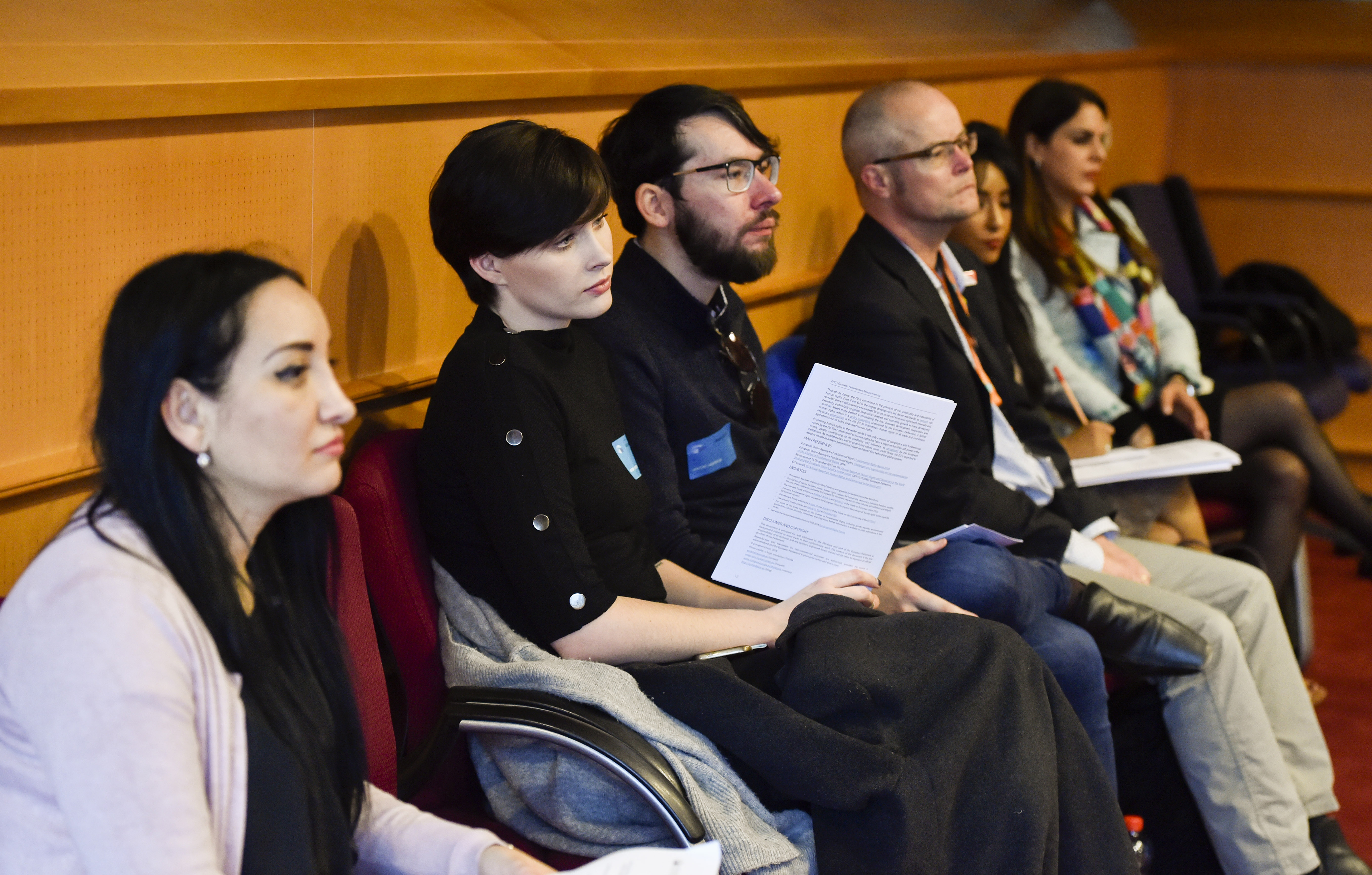 گروهی از شرکت‌کنندگان در حال توجه به میز گردی که روز دوشنبه در بروکسل برگزار شد.