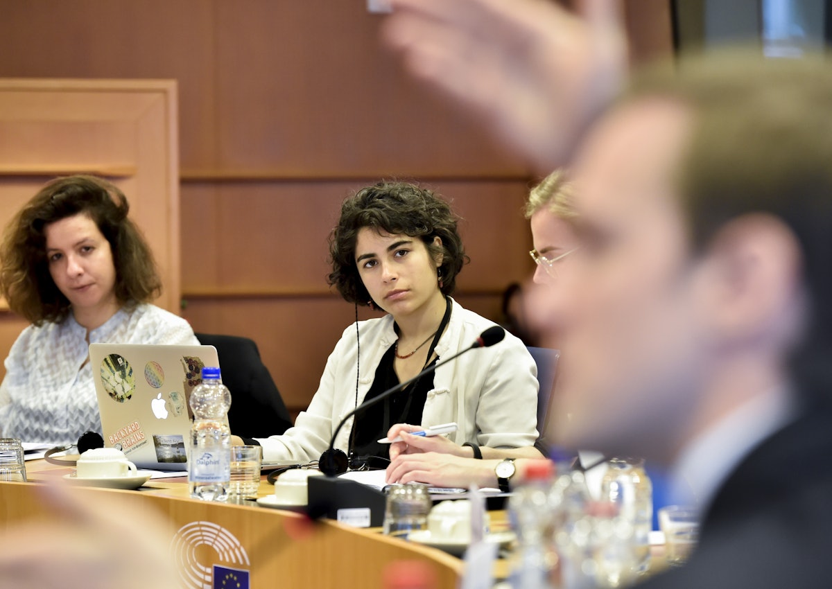 Los participantes en la mesa redonda sobre el papel de la religión en las sociedades europeas escuchan cómo habla Benjamin Schewel (derecha).