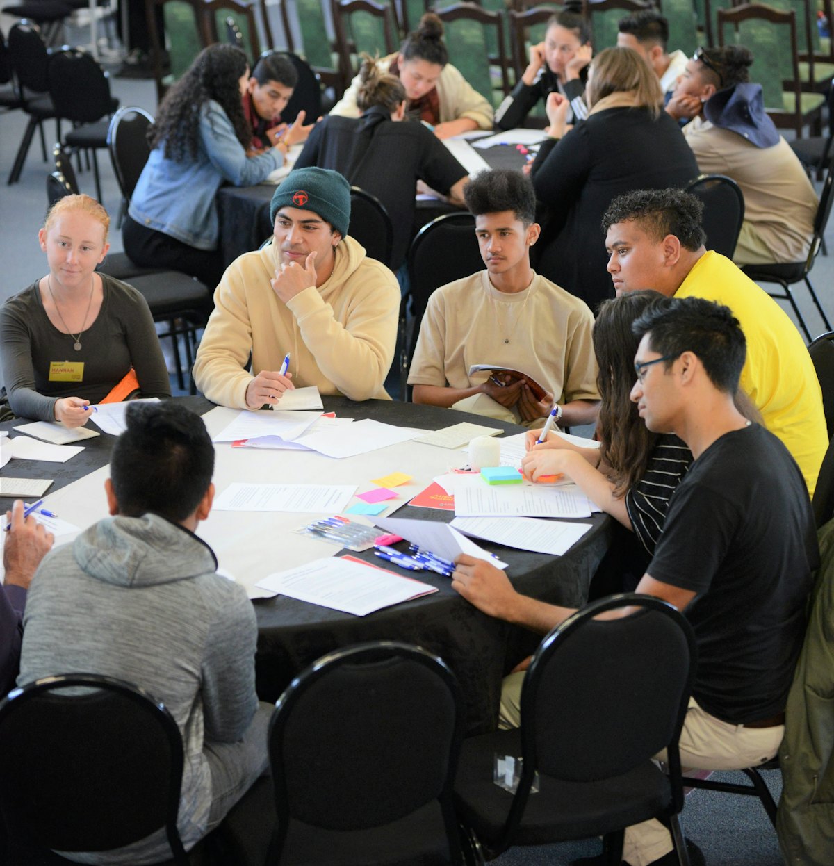 Cette année, les Race Unity Speech Awards and Hui ont inclus une conférence d’une journée avec des discussions entre groupes de jeunes adultes sur la lutte contre les préjugés raciaux. (Crédit : Ben Parkinson)