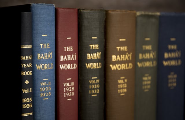 Las ediciones impresas de The Bahá'í World (El mundo bahá'í) se publicaron hasta 2006. En 1926 salían bajo el título The Bahá'í Yearbook (El anuario bahá'í).