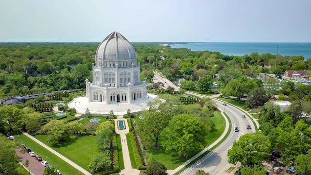 La plus ancienne des dix maisons d’adoration bahá’íes, le temple de Wilmette, dans l’Illinois, aux États-Unis, a ouvert ses portes en 1953.