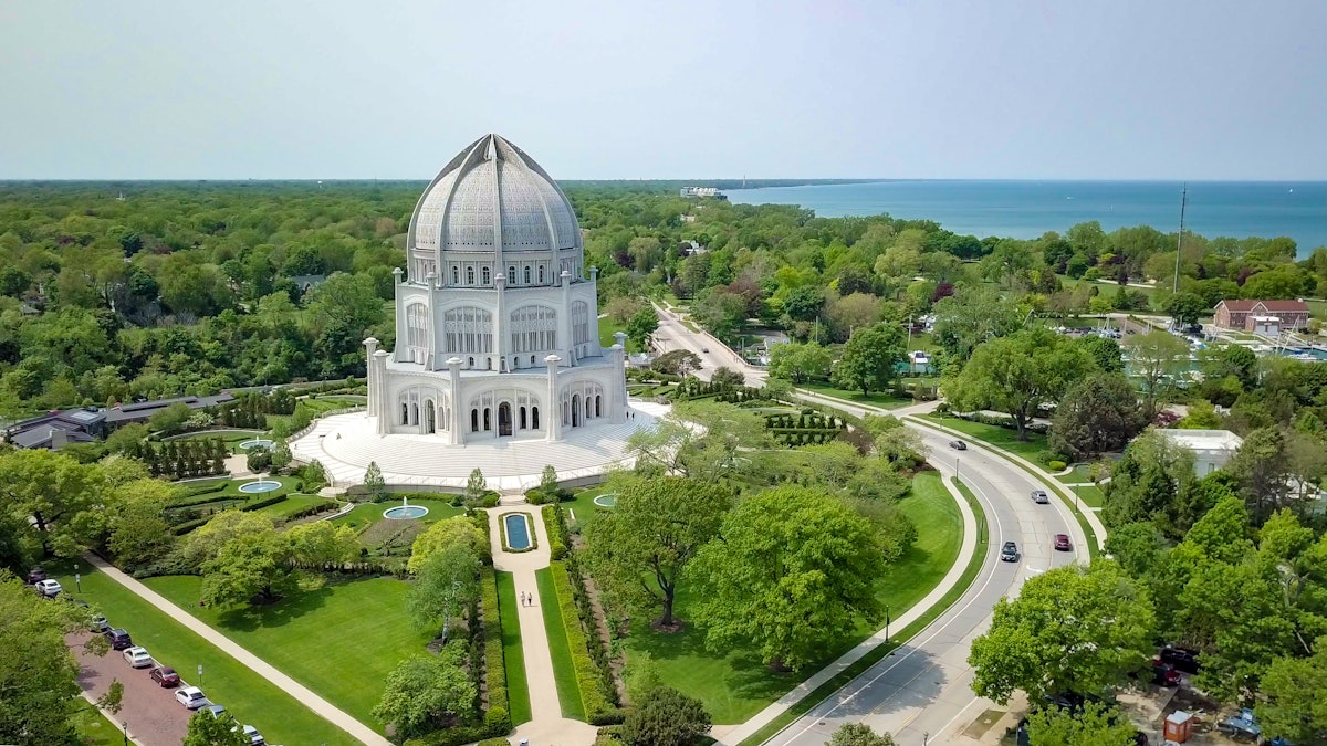 La más antigua de las 10 Casas de Adoración bahá'ís, el Templo de Wilmette, Illinois, Estados Unidos, abrió sus puertas en 1953.
