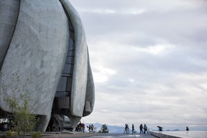 Desde su inauguración en octubre de 2016, la Casa de Adoración bahá'í continental de Santiago de Chile ha recibido más de un millón de visitantes. 