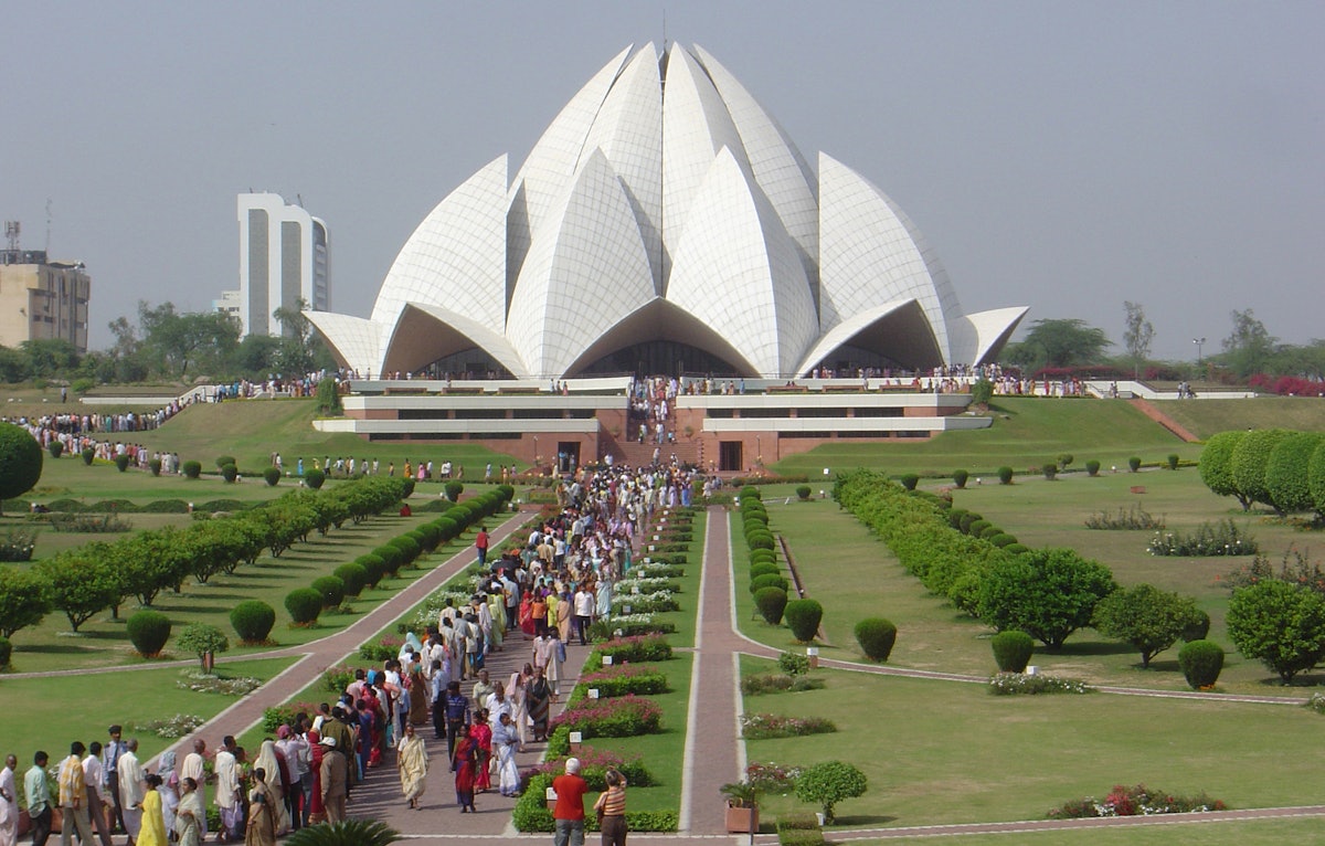 Bâtiment emblématique en Inde et au-delà, la maison d’adoration bahá’íe de New Delhi, en Inde, attire des milliers de visiteurs chaque jour et est également connue sous le nom de temple bahá’í du Lotus.