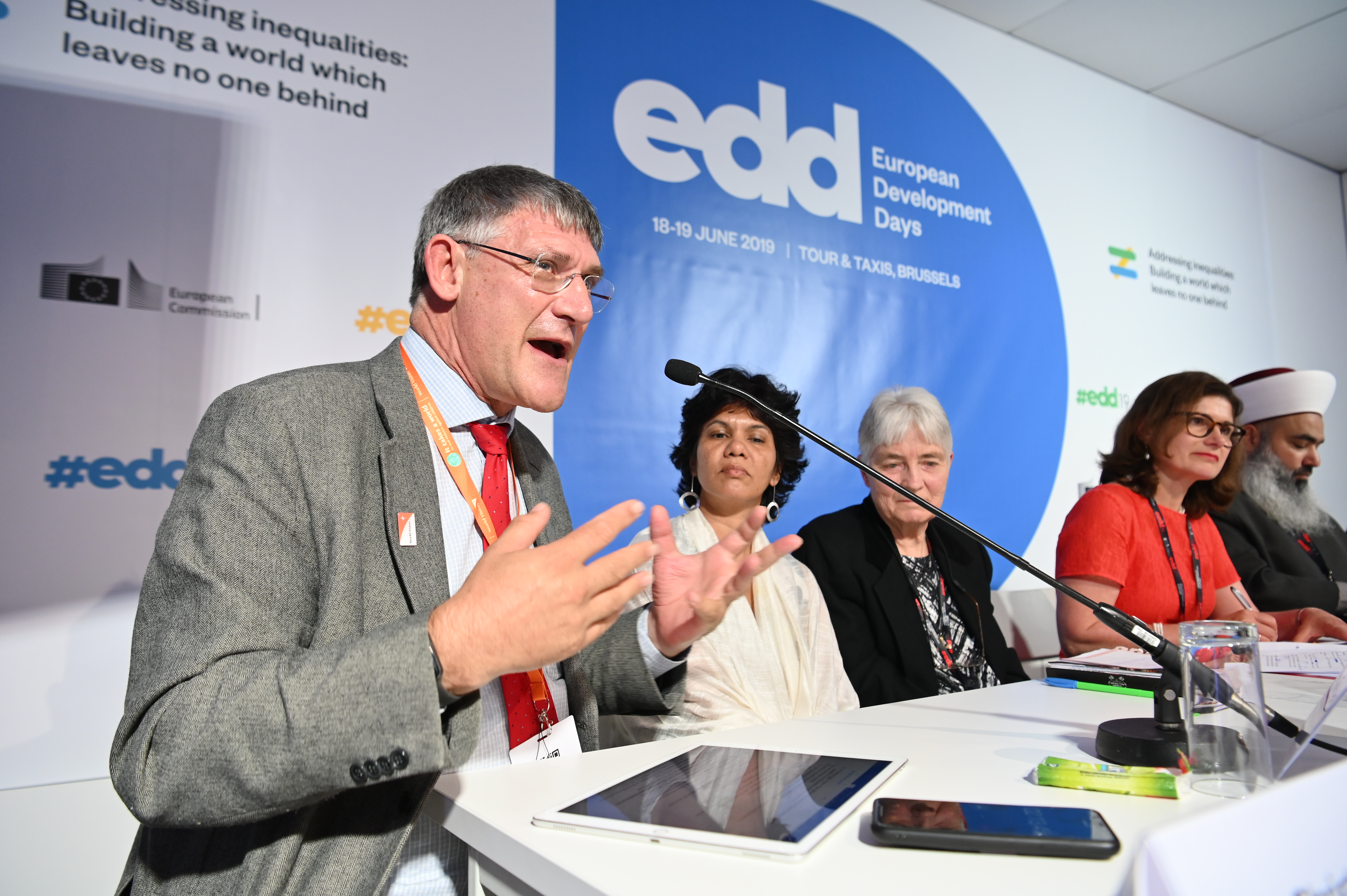 از سمت چپ به راست: کشیش کریستو گریلینگ، از «سازمان بین‌المللی بینش جهانی» در حال صحبت است و سایر سخنرانان، شیرین عبدالسرور، پاتریشیا رایان، هنریت گیگر و قاضی محمد ابوزید، صحبت‌های وی را دنبال می‌کنند. منبع عکس: EDD Brussles