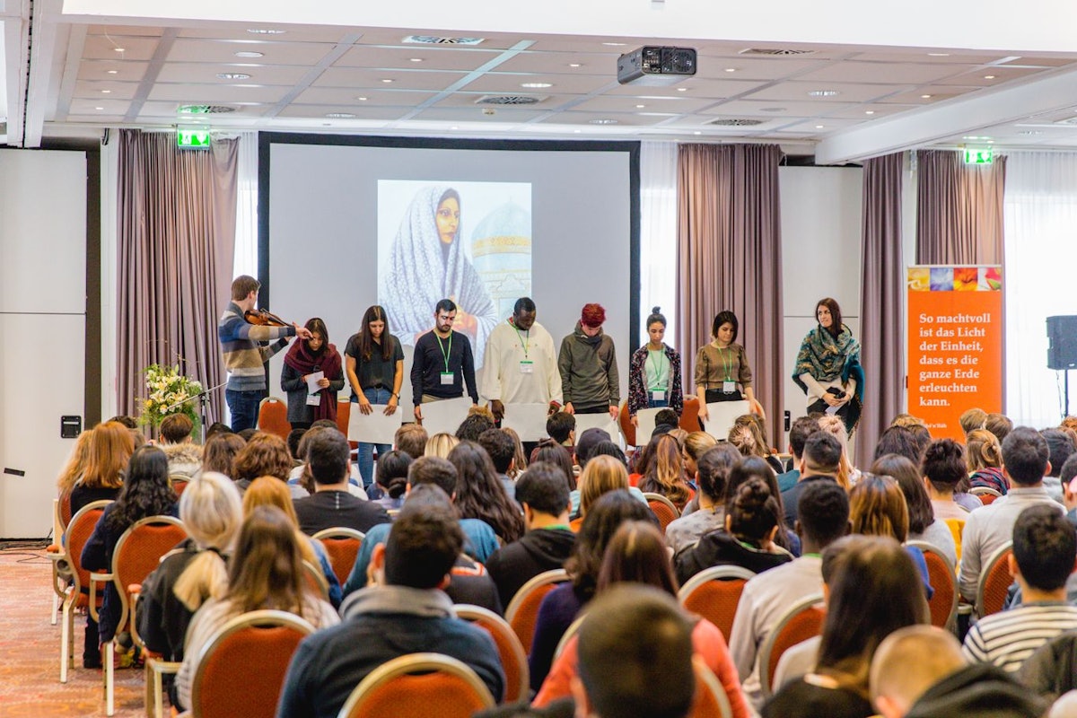 Jóvenes de toda Alemania estudiaron cómo la valentía y el sacrificio de los héroes y heroínas de los primeros días de la Fe bahá'í se conectan con el mundo de hoy. En esta foto se ve a un grupo de jóvenes presentando la vida de Tahíríh, una destacada poeta y erudita y una de los primeros seguidores del Báb.