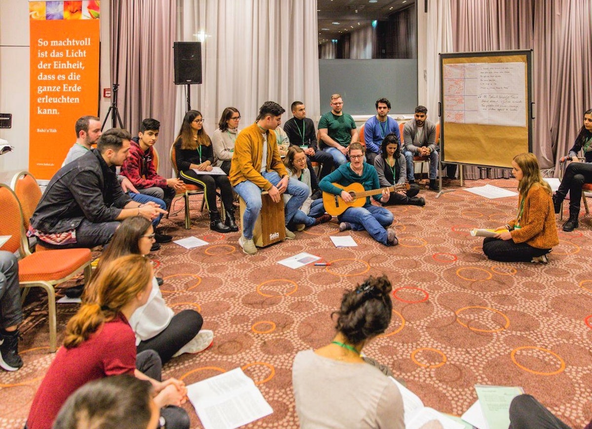 Los participantes de la conferencia alemana de juventud cantan durante una de las sesiones.