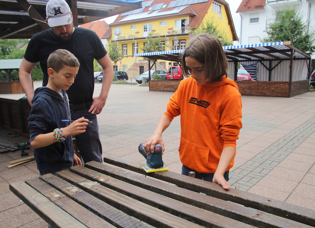 A group of junior youth in Gauangelloch repaired and repainted park benches last year as part of a service project in honor of the twin bicentenaries.