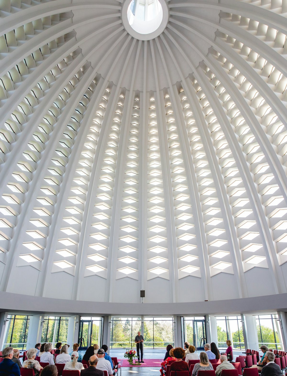 Los asistentes a la exposición fueron guiados en pequeños grupos, comenzando primero en la cercana Casa de Adoración bahá'í para las oraciones. Miles de personas asistieron a la exposición abierta durante los 12 días de Riḍván.