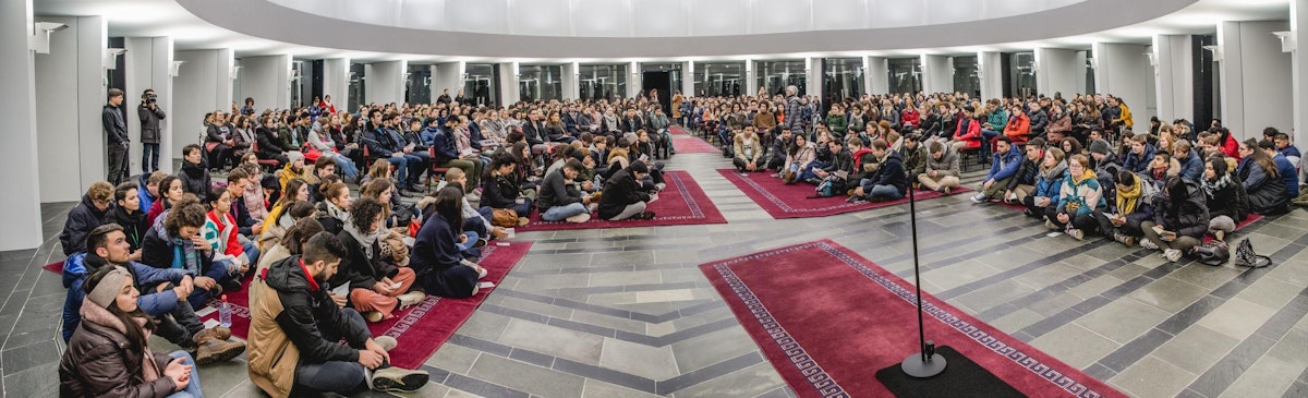 Unos 500 jóvenes se reunieron para orar en la Casa de Adoración la primera noche de la conferencia de jóvenes celebrada en febrero.