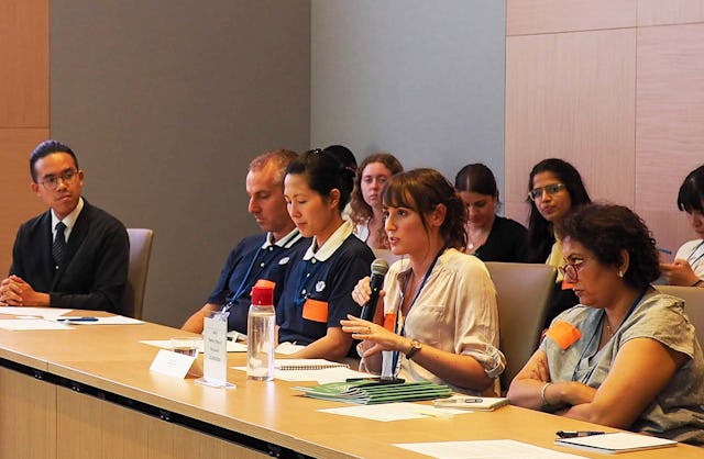 Un participante habla durante la mesa redonda de la Comunidad Internacional Bahá'í sobre el fomento de la apropiación local en la recuperación de desastres.