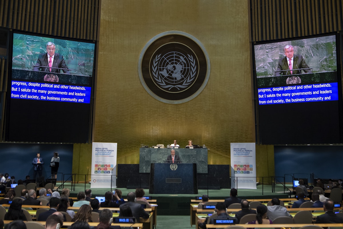 El Secretario General António Guterres (en el estrado) pronuncia un discurso de apertura en la apertura de la serie de sesiones de alto nivel de la serie de sesiones ministeriales del Consejo Económico y Social del foro político de alto nivel sobre el desarrollo sostenible. (Fotografía de la ONU/Eskinder Debebe)