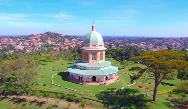 La comunidad cercana a la Casa de Adoración de Kampala, en Uganda, reflexiona sobre lo que significa interactuar con un Templo, recurriendo al poder de la oración y a la guía divina. Santos Odhiambo, secretario de la Asamblea Espiritual Nacional de Uganda, lo explica en el último episodio de podcast del Servicio Internacional de Noticias Bahá’ís.