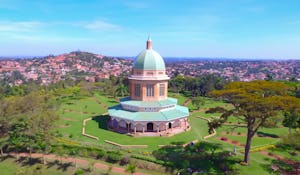 La communauté près de la maison d’adoration de Kampala, en Ouganda, réfléchit à ce que signifie « interagir avec un temple », puisant dans le pouvoir de la prière et de la direction divine, explique Santo Odhiambo, secrétaire de l’Assemblée spirituelle nationale d’Ouganda, dans le dernier épisode du podcast de BWNS.