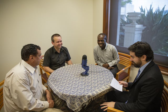 (À partir de la gauche) M. A. Ghanbari (Inde), Eduardo Rioseco (Chili), Santos Odhiambo (Ouganda) et Felipe Duhart (Chili) parlant de l’évolution des maisons d’adoration bahá’íes dans le dernier épisode de podcast du Bahá’í World News Service.
