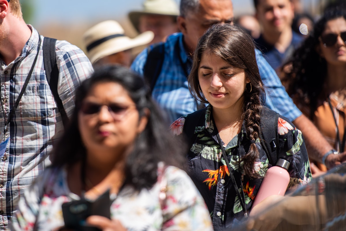 El programa de peregrinación de nueve días incluye actualmente visitas a lugares históricos asociados con la vida de Bahá’u’lláh. Comienza con la visita a la celda de la prisión donde estaban Él y Su familia cuando llegaron por primera vez a Tierra Santa hace 151 años.