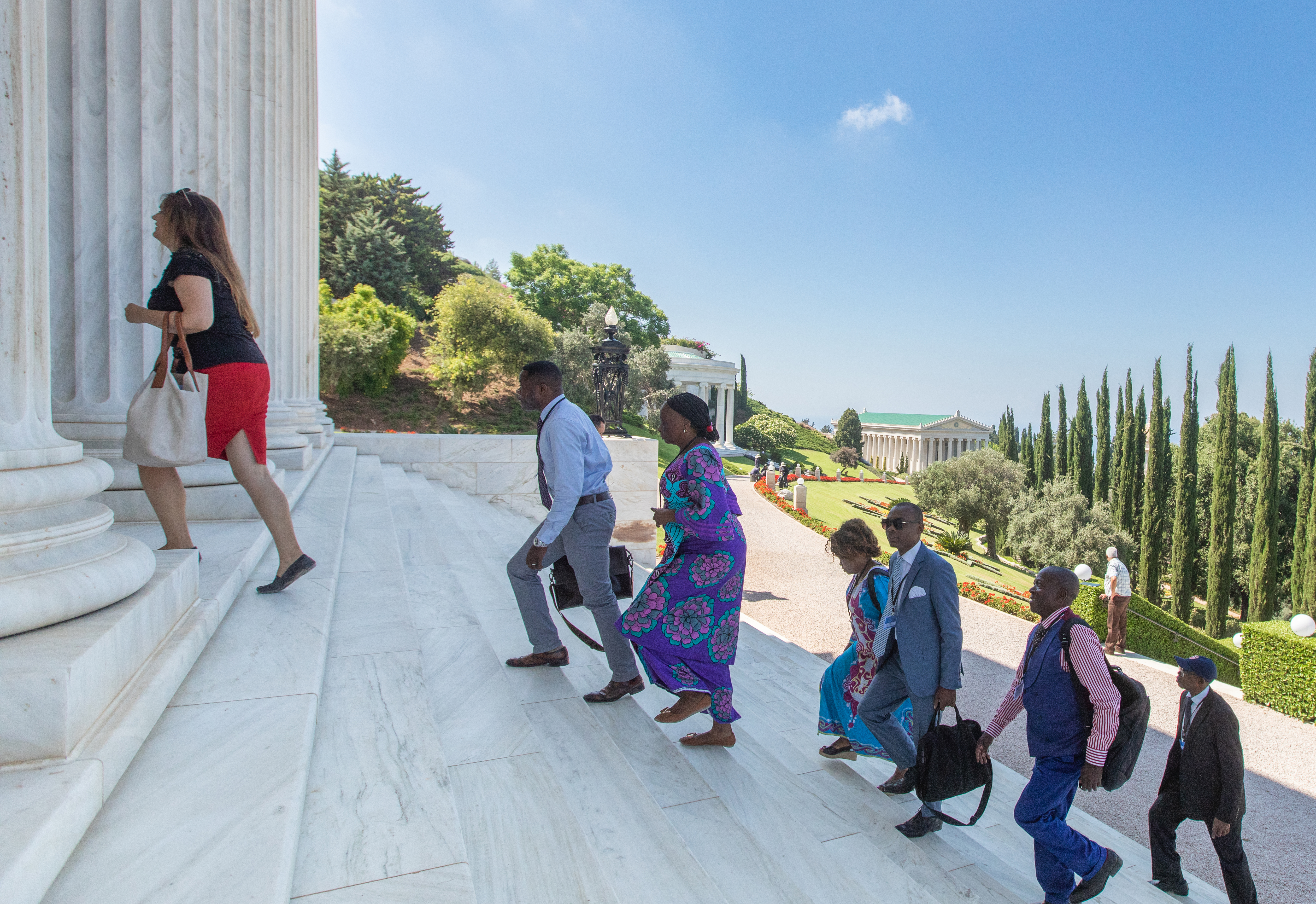 Des pèlerins et leur guide arrivant pour leur réception par la Maison universelle de justice,  le conseil international dirigeant de la foi bahá’íe.