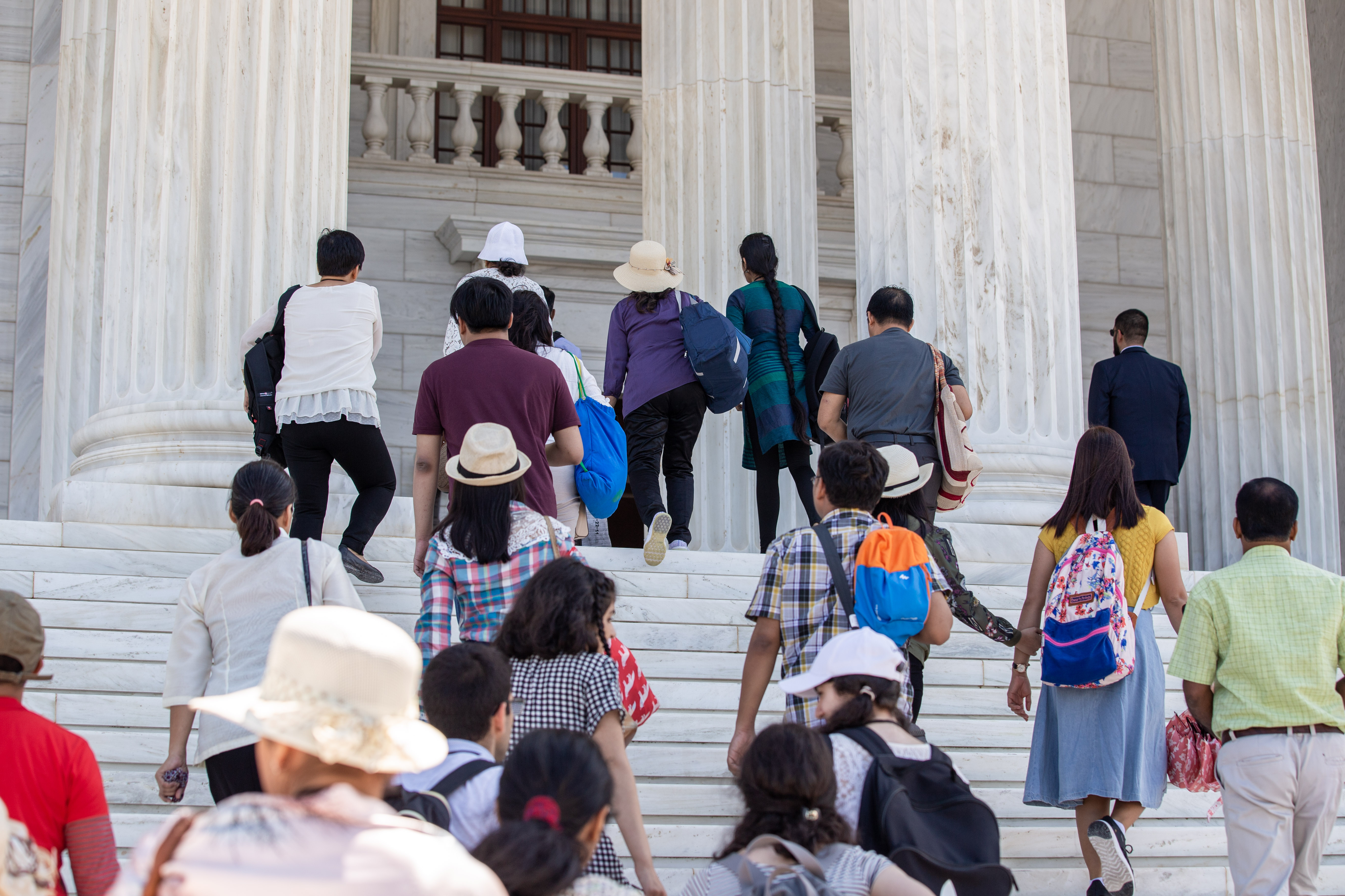 زائران در حال ورود به دارالتشریع (مقر بیت العدل اعظم).