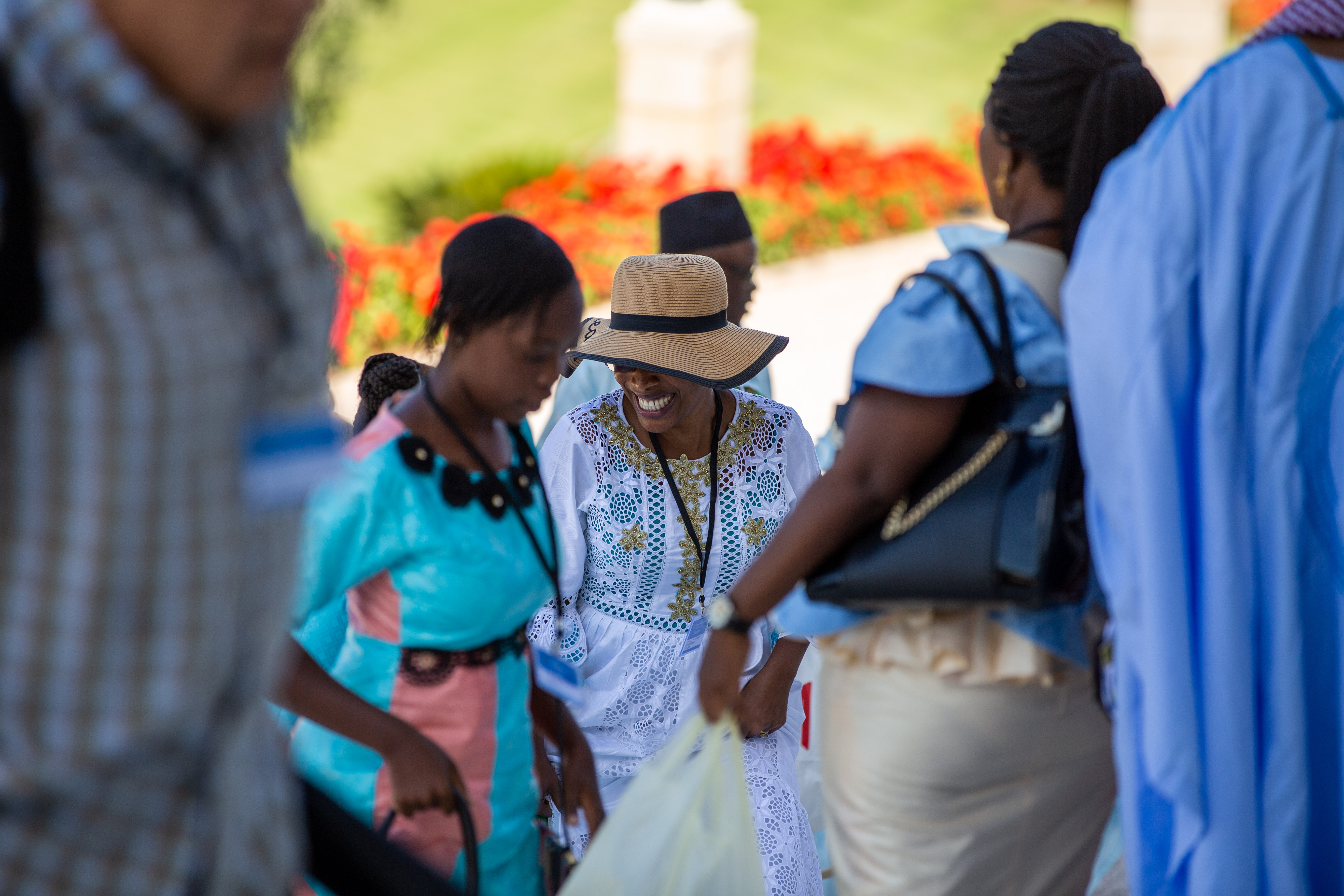 زائران در حال قدم زدن بر قوس کوه کرمل جایی که دارالتشریع (مقر بیت العدل اعظم) قرار دارد.