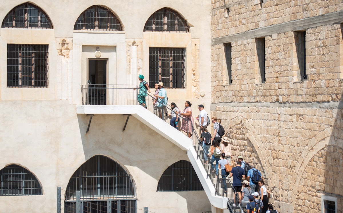Unos peregrinos y su guía suben los escalones para visitar la celda de la prisión de ‘Akká , donde Bahá’u’lláh y Su familia fueron retenidos durante 2 años, 2 meses y 5 días después de su llegada a ‘Akká  en agosto de 1868.