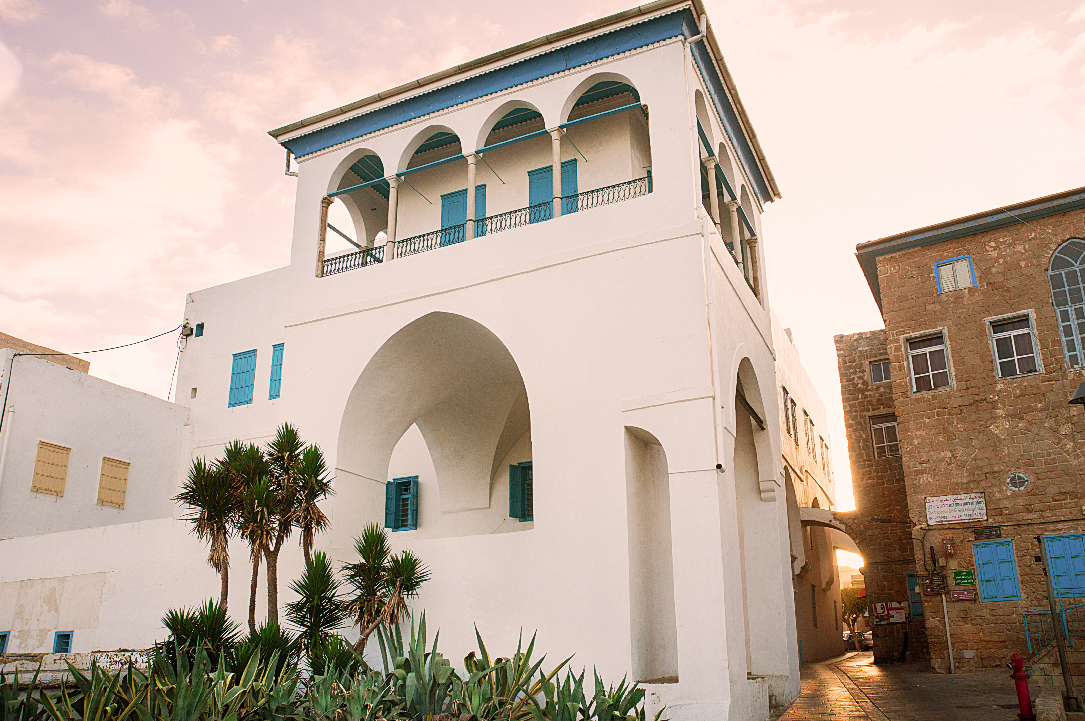 زائران معمولا از خانه عبود بازدید می‌نمایند محلی که حضرت بهاءالله و خانواده‌شان تحت حبس خانگی به سر می‌بردند و کتاب اقدس در آنجا نازل شد.