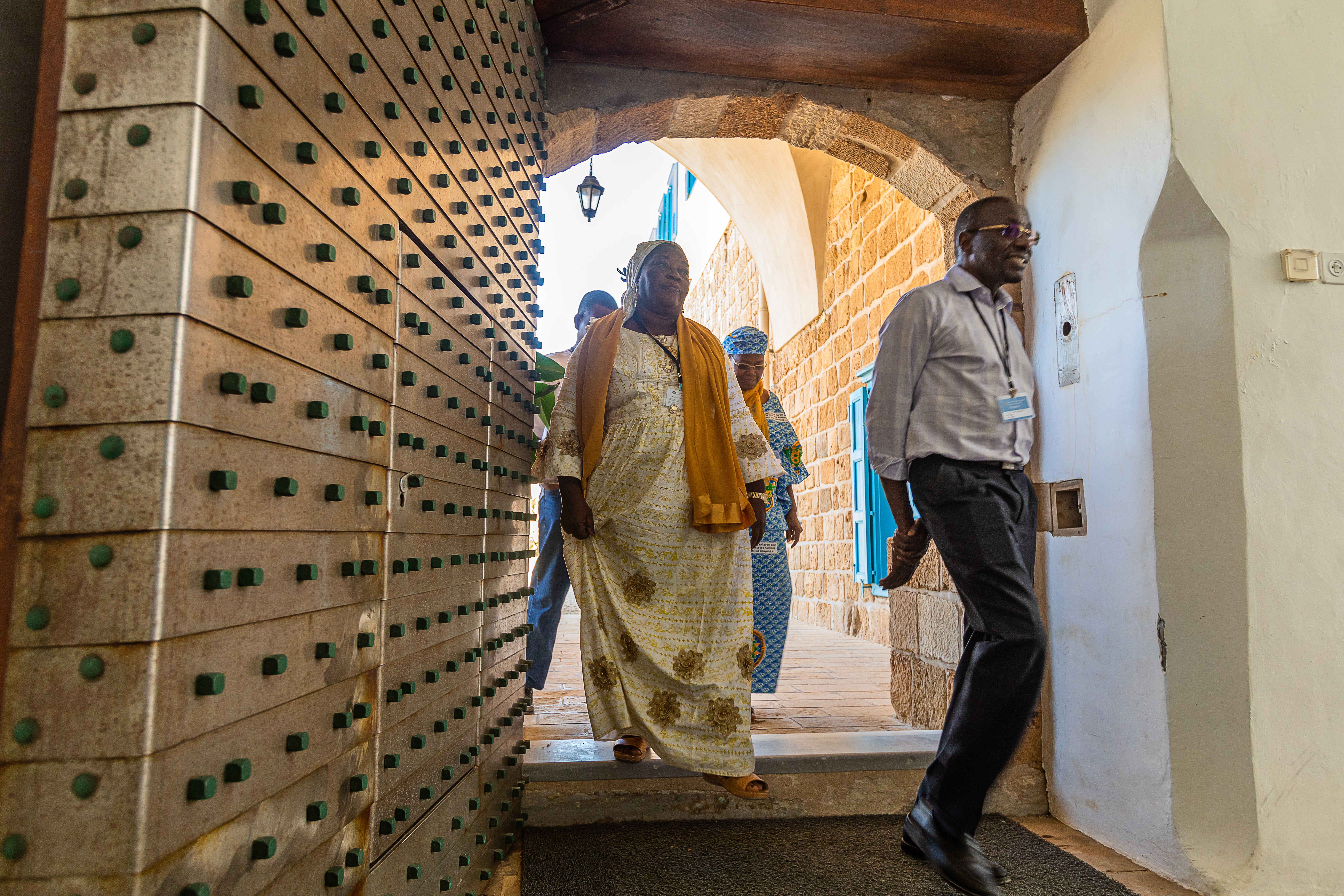 زائران به خانهٔ عبدالله پاشا محل زندگی حضرت عبدالبهاء از سال ۱۸۹۶-۱۹۱۰ وارد می‌شوند.