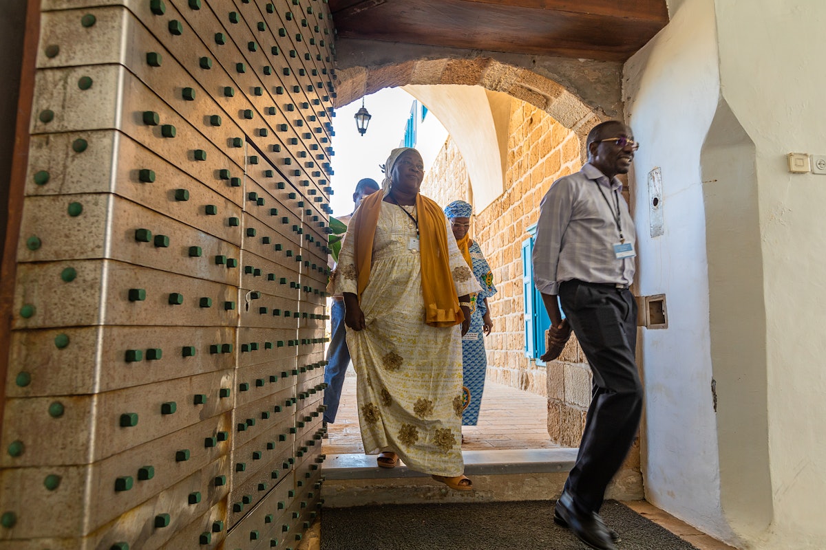 Pèlerins entrant dans la maison de ‘Abdu’llah-Pacha, la résidence de ‘Abdu’l-Bahá de 1896 à 1910.