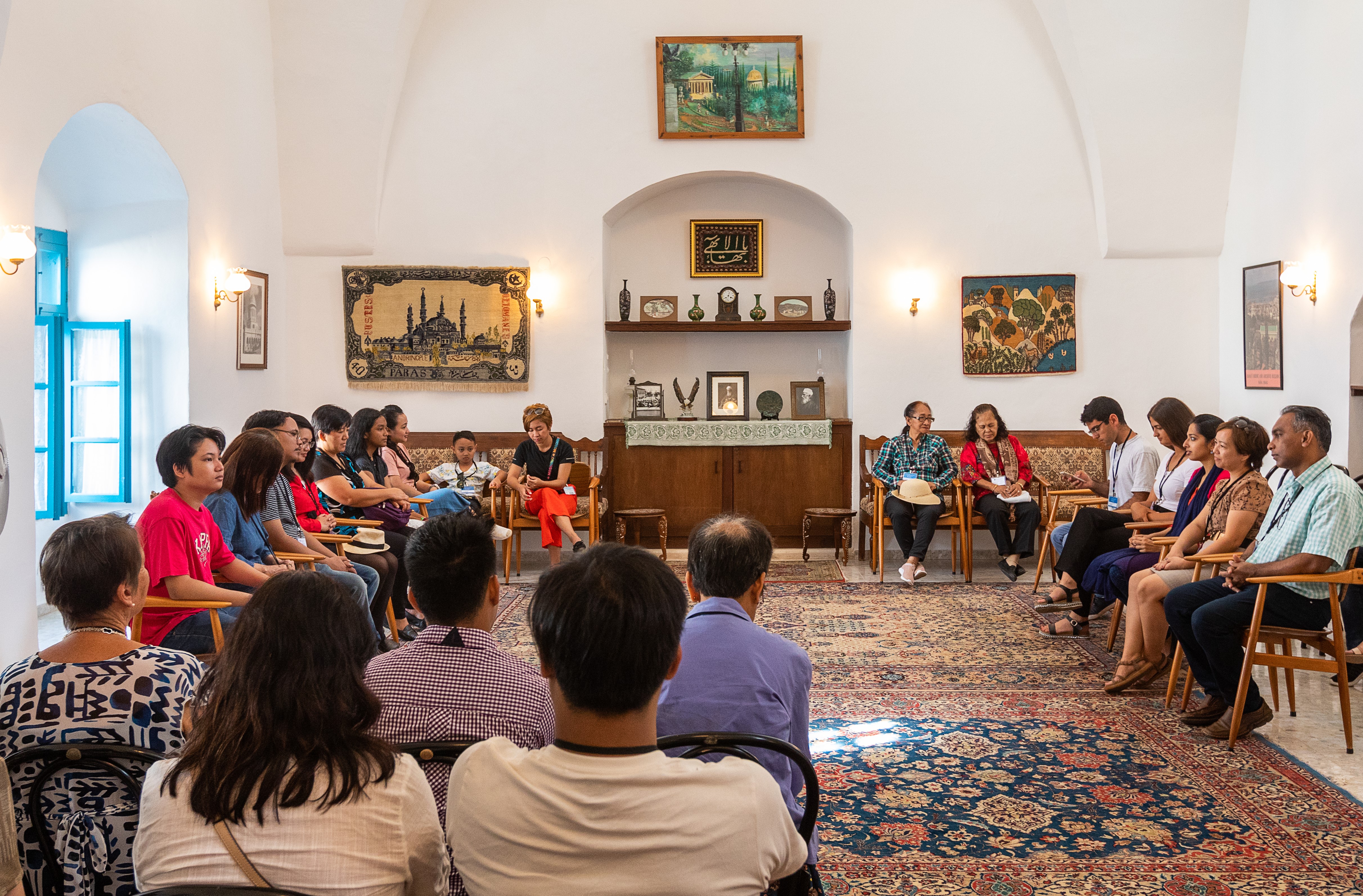 زائران بازدید خود از امکان مقدسه را با دعا شروع می‌نمایند. در اینجا گروهی از زائرین برای بازدید از خانهٔ عبدالله پاشا در عکا آماده می‌شوند.