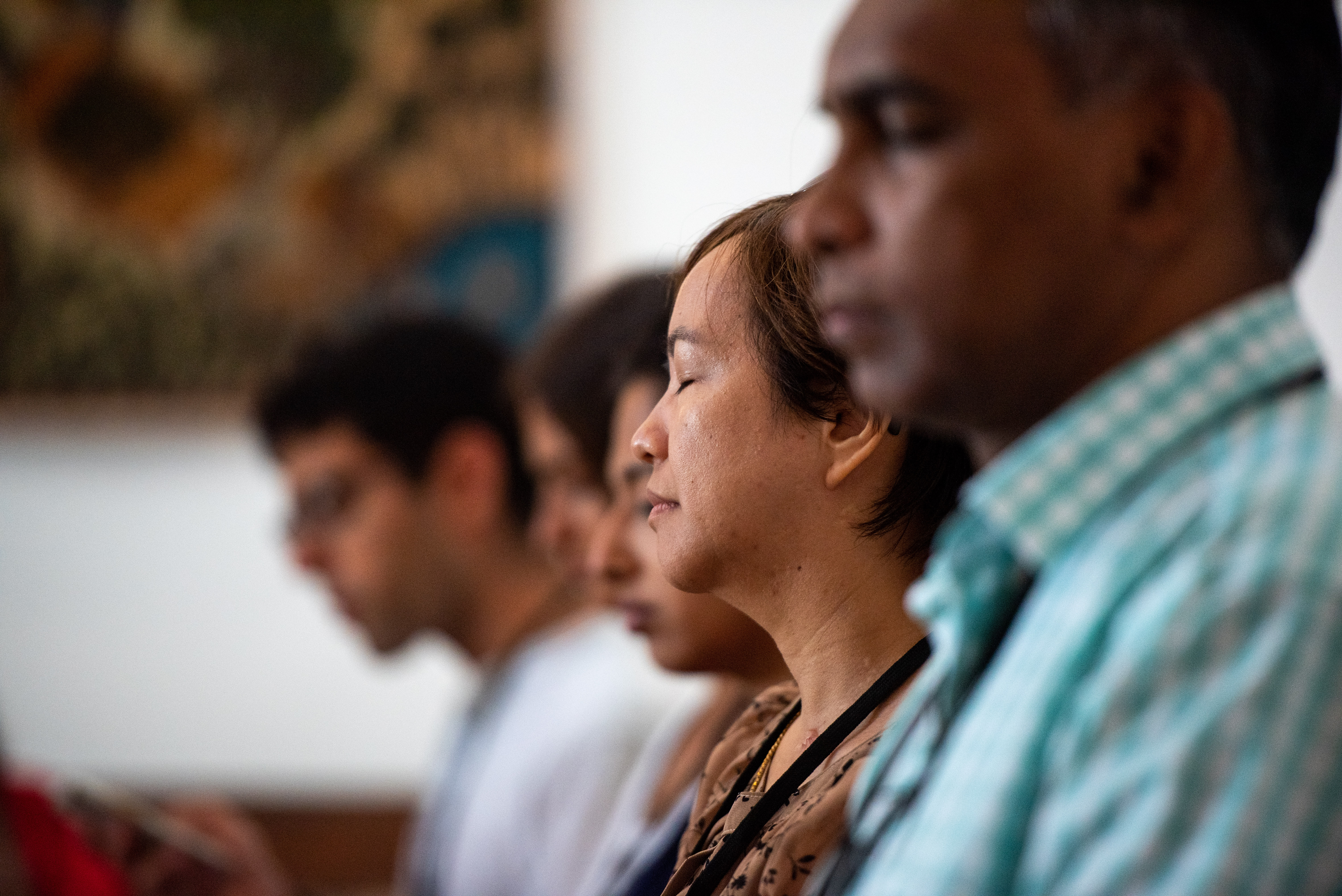 زائران به مناجاتی گوش فرا می‌دهند که در خانهٔ عبدالله پاشا در عکا تلاوت می‌شود.