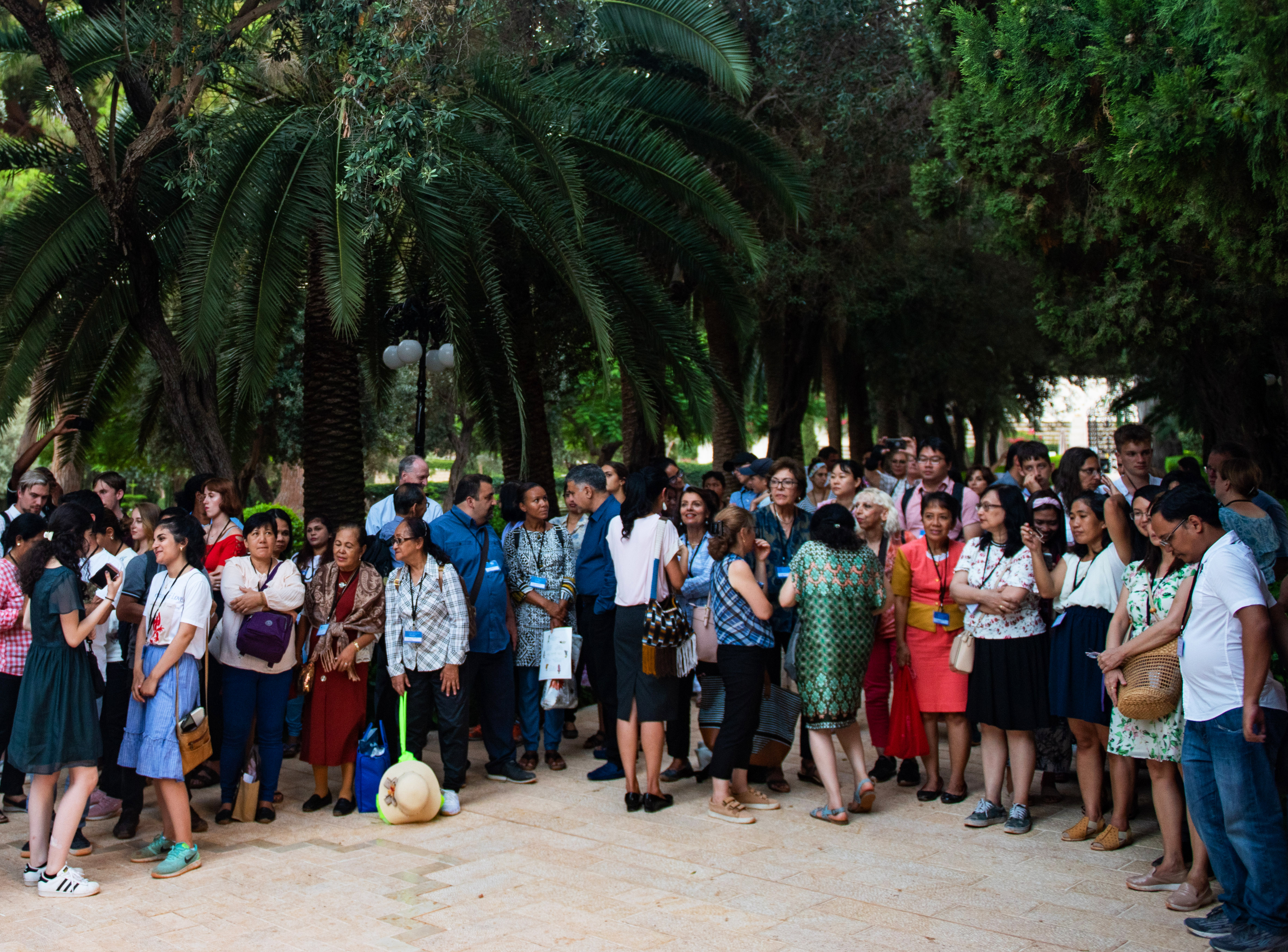 زائرین در آخرین شب زیارت  قبل از بازدید از آرامگاه حضرت باب، خارج از مهمانسرای زائرین حیفا جمع می‌شوند.