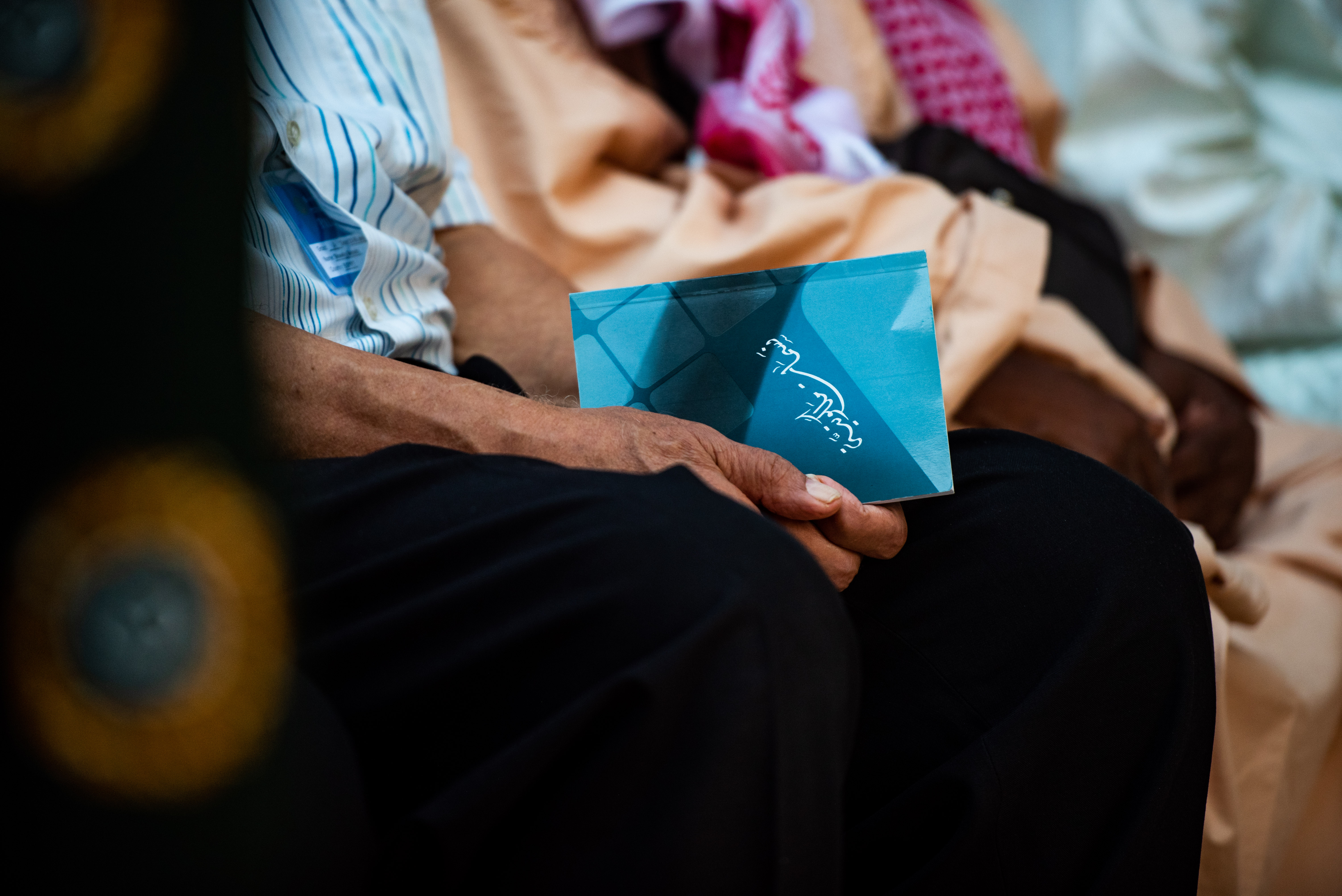 زائرین در آخرین شب زیارت  قبل از بازدید از آرامگاه حضرت باب، خارج از مهمانسرای زائرین حیفا جمع می‌شوند.