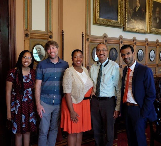 De gauche à droite : May Lample, Bureau bahá’í des affaires publiques des États-Unis ; Adam Rothman, conservateur principal des archives de l’esclavage de l’université de Georgetown ; Maya Davis et Chris Haley, qui dirigent et gèrent le Maryland State Archives Legacy of Slavery in Maryland Program ; P.J. Andrews, Bureau bahá’í des affaires publiques des États-Unis.