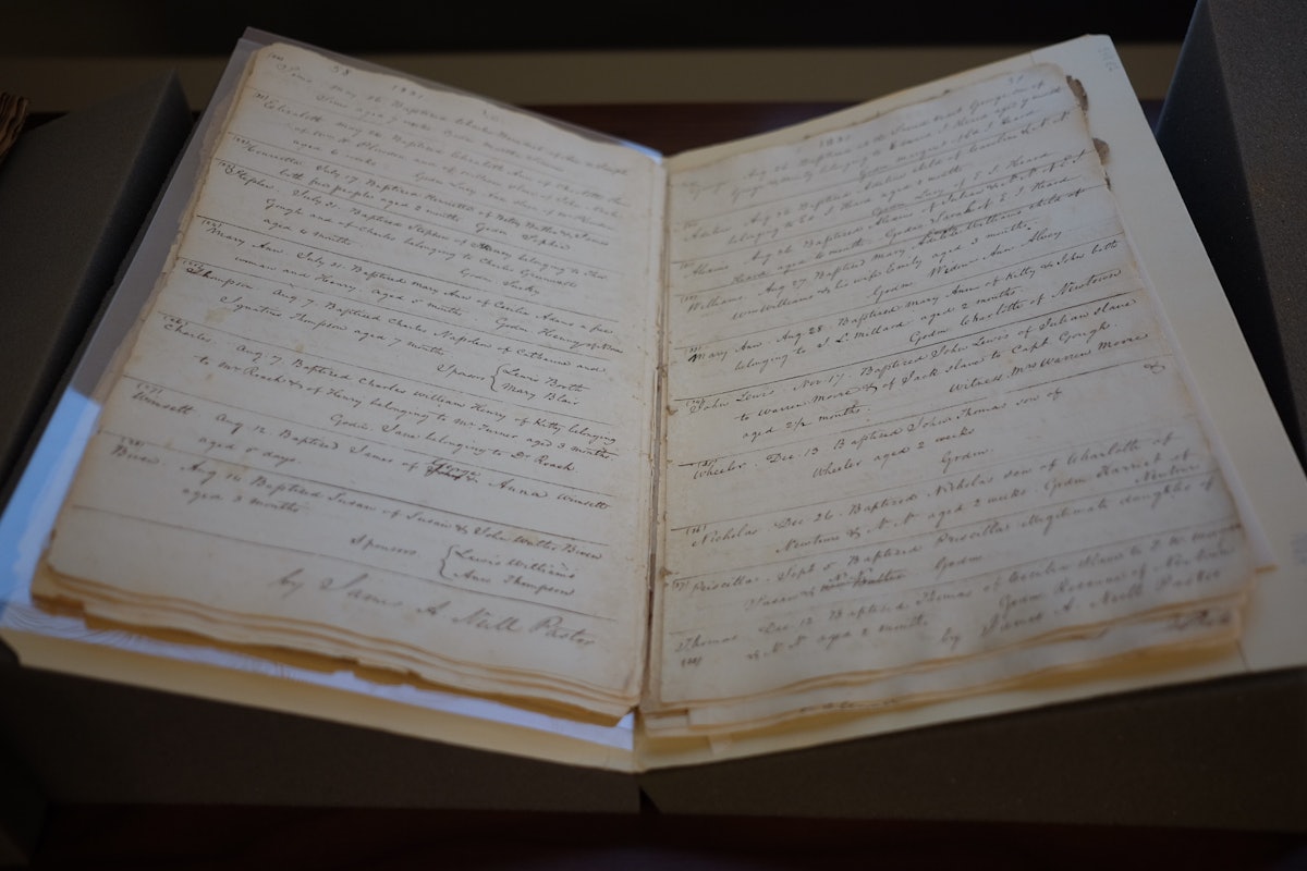 L’une des pièces d’archives présentées lors de l’événement : un registre sacramentel tenu par les jésuites à l’église St. Francis Xavier, dans l’État du Maryland. Il enregistre les baptêmes de personnes libres et asservies dans les années 1820 et 1830.