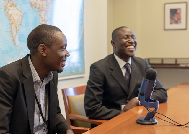 Charles Oloro (à gauche) et Michael Okiria d’Ouganda expliquent comment de plus en plus de personnes assistent à des rassemblements réguliers pour des prières en commun.