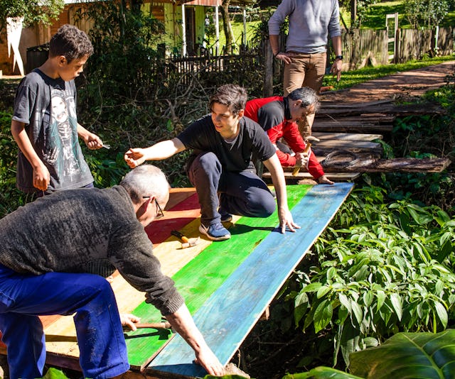 Jóvenes y adultos reparan un puente de uso frecuente en Sapucaia, Brasil: una de otras tantas iniciativas.