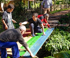 Jóvenes y adultos reparan un puente de uso frecuente en Sapucaia, Brasil: una de otras tantas iniciativas.