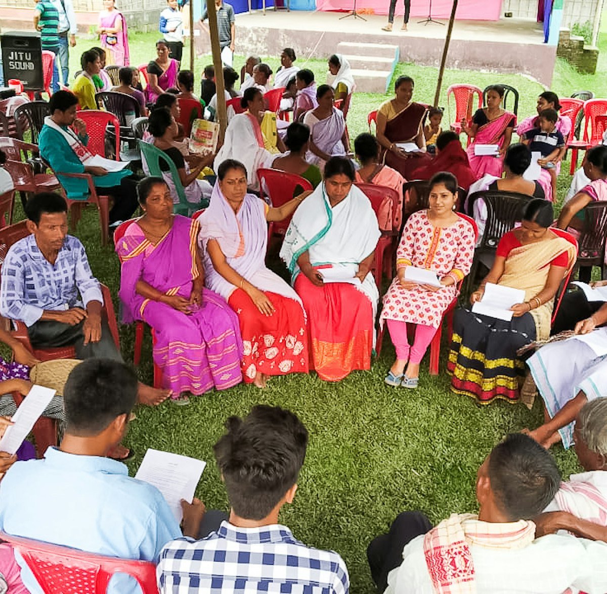 En Assam, la India, las familias se reúnen para consultar sobre cómo pueden mejorar el espíritu de adoración colectiva y servicio en sus comunidades.