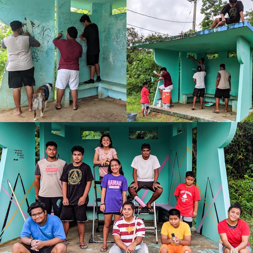 Les jeunes des îles Mariannes ont décidé d’embellir leur communauté en prévision du bicentenaire de la naissance du Báb ; ils ont commencé par nettoyer et peindre un arrêt de bus local. Leur participation à des réunions de prière les a inspirés à entreprendre ce projet de service.