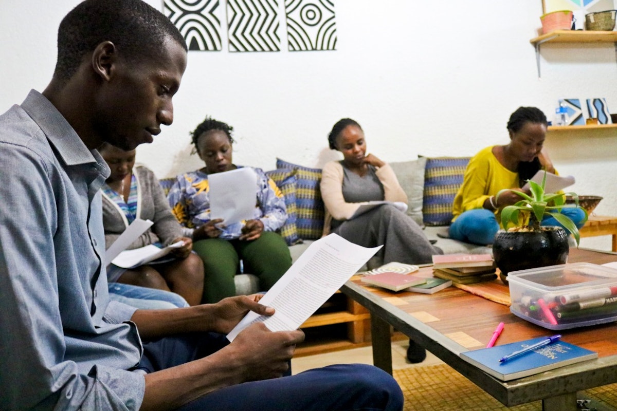 Des jeunes de Kigali, au Rwanda, se sont également réunis lors d’une soirée hebdomadaire consacrée à la jeunesse pour se préparer au bicentenaire. Ils se sont récemment concentrés sur le développement des compétences de narrateur.