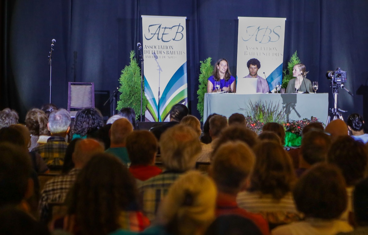 (De izquierda a derecha) Esther Maloney, Kyle Schmalenberg y Amelia Tyson hablan en un panel sobre los medios de comunicación durante la 43ª conferencia anual de la Asociación de Estudios Bahá’ís en Ottawa, Ontario, Canadá. (Fotografía: Monib Sabet)