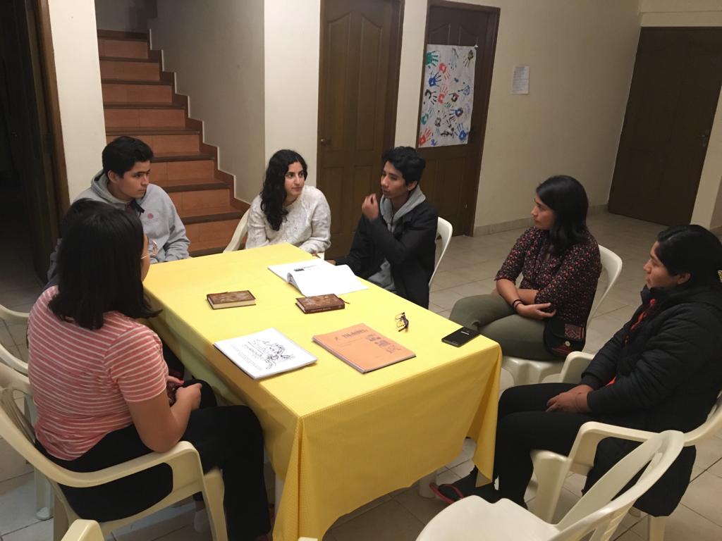 در محله‌ای در سانتا کروز در بولیوی، جوانان در حال یادگیری و تعریف داستان‌هایی از زندگی حضرت باب هستند.