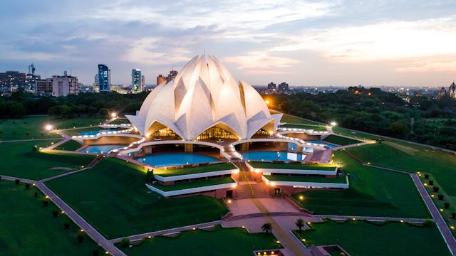 Dirigentes religiosos, estudiantes, académicos y otros interesados se reunieron recientemente en la Casa de Adoración bahá'í de Nueva Delhi, India, para explorar el papel que desempeñan los espacios sagrados en la sociedad india contemporánea.