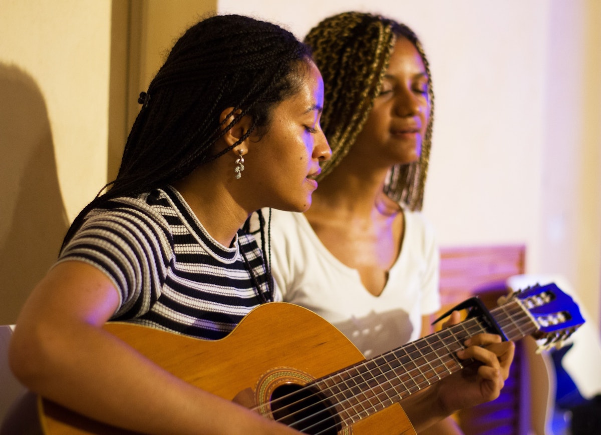 افراد جوان در یک گردهمایی ویژه در مانتوا در ایتالیا برای آماده شدن برای دویستمین سال تولد حضرت باب به اجرای موسیقی و ترانه خواندن پرداختند.