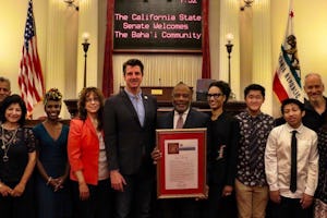 اعضای جوامع بهائی کالیفرنیا در کنار سناتور هنری استرن (نفر پنجم از سمت چپ)