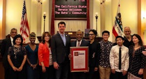 Miembros de las comunidades bahá'ís de California posan para una foto con el senador Henry Stern (quinto desde la izquierda). 