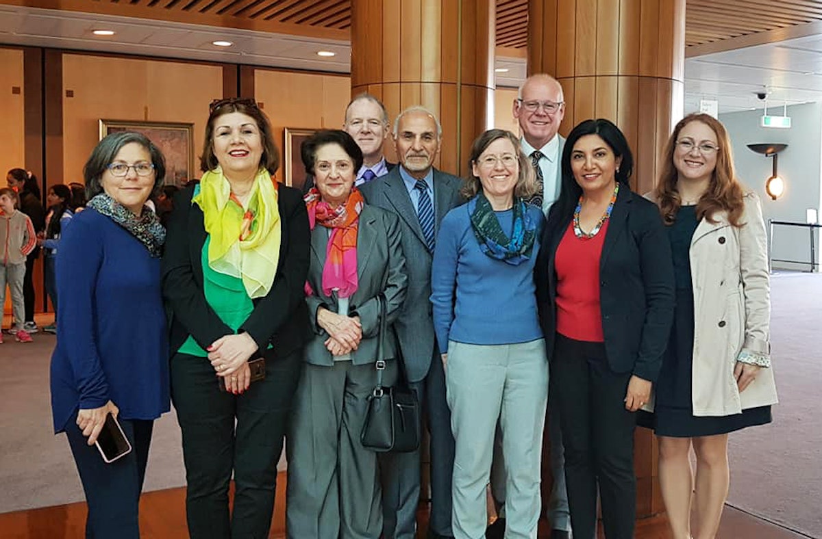 Bahá'ís australianos asistieron el lunes a una sesión del Parlamento durante la cual los diputados hablaron sobre el bicentenario del nacimiento del Báb y sobre las contribuciones de la comunidad bahá'í al país.