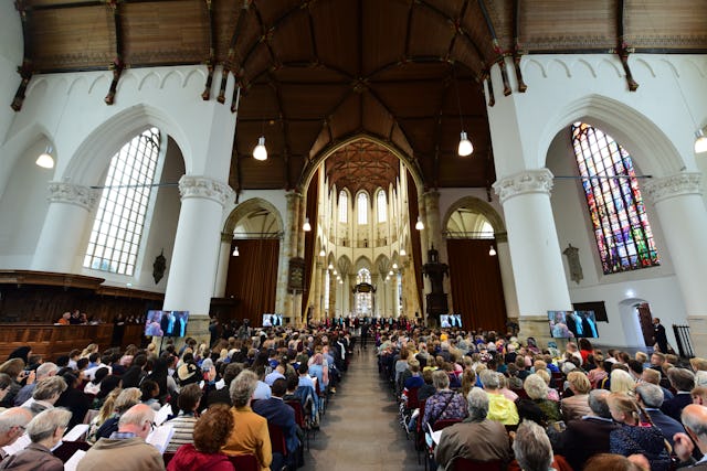 برنامهٔ «روز شاهزاده» در کلیسای بزرگ لاهه برگزار شد، خواندن قسمتهایی از متون مقدس، دقایقی سکوت، اجرای موسیقی و صحبتهای سایر سخنرانان مخاطبان را به تأمل عمیق دعوت کرد.