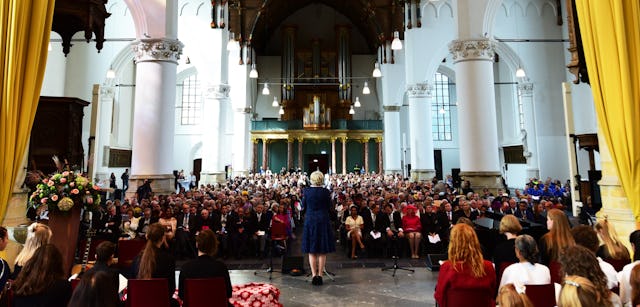 Marga Martens, présidente du comité d’organisation de l’événement et représentante de la communauté bahá’íe des Pays-Bas prenant la parole.